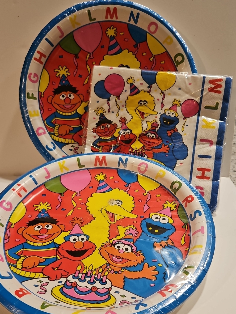 SESAME STREET ABC BIRTHDAY, 2 PACKS OF PLATES AND 1 PACK OF NAPKINS.